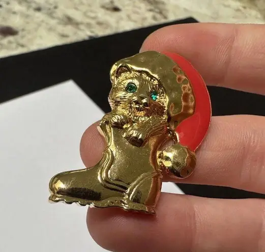 Avon Signed Cat In Boot With Red Santa Hat Holiday Brooch Pin Gold Tone