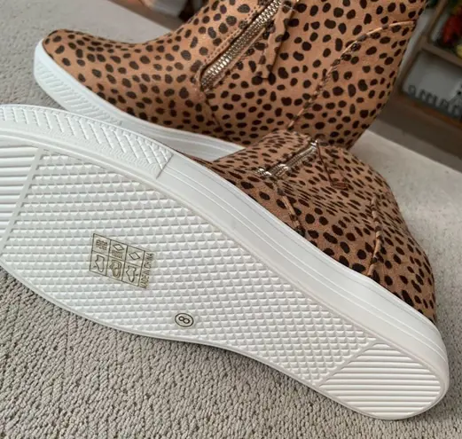 Queen george sneakers hotsell