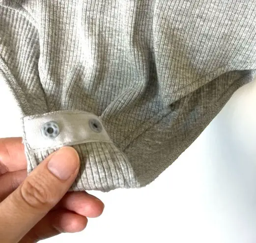 On Twelfth Boutique Gray Ribbed Puff Short Sleeve Pearl Detail Bodysuit Size Med