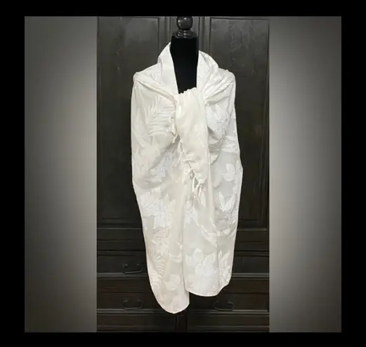 White Hawaii Hibiscus women’s wrap with fringes - Image 2