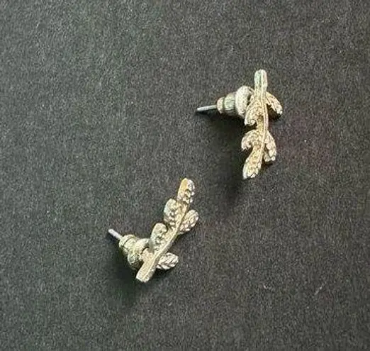 Golden floral mini ear crawler stud earrings - Image 1