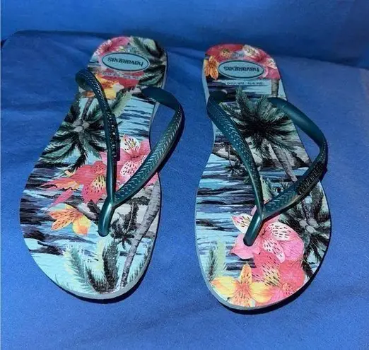 Havaianas NWOT  Size 9/10 Blue Tropical Flip Flops