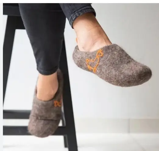 Wildllama Scandinavian felt felted wool slippers in brown size large