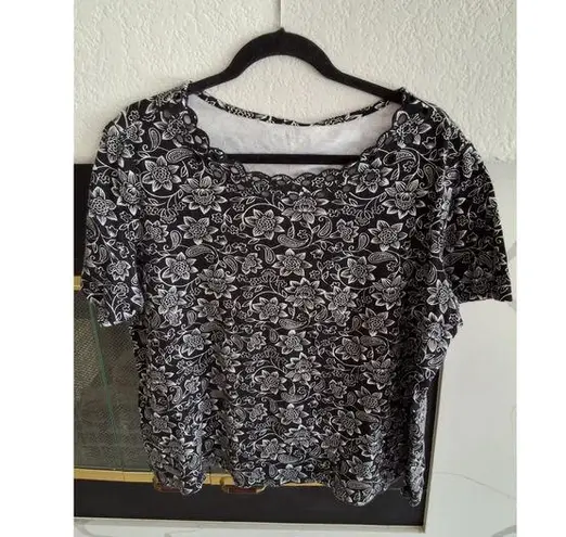 kim rogers Kim Roger Curvy Size 1X Black and White Rose and Leave Print Neck Accents Top