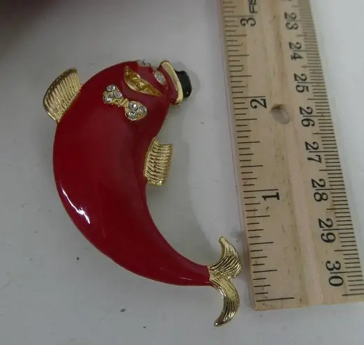 Red Fish Silly Novelty Front Teeth Gold Tone Hat Bowtie Brooch Pin Vintage NEW Red