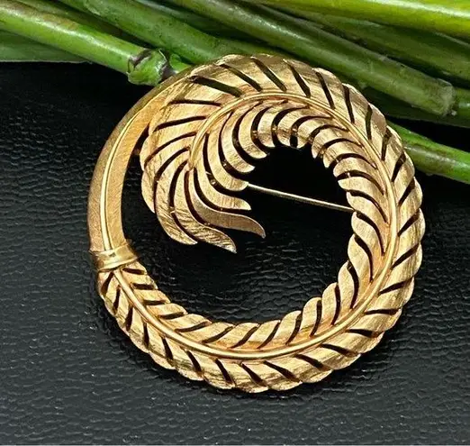 Trifari Vintage 50’s Signed Crown  Gold Tone Wheat Leaf Round Wreath Brooch Pin