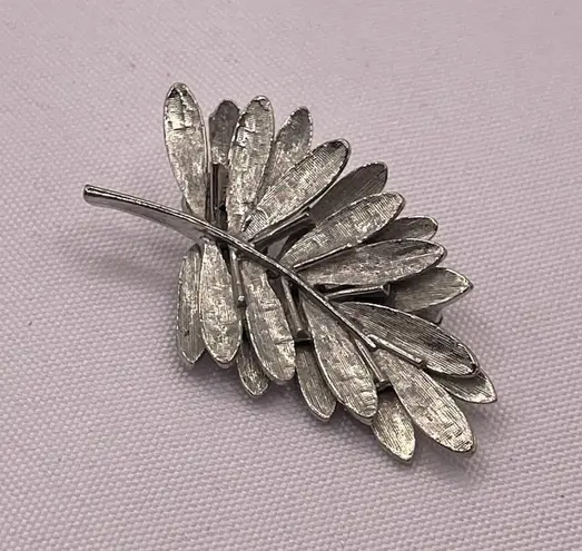 Vintage Silver Tone Textured Elegant Leaf Palms Brooch Pin