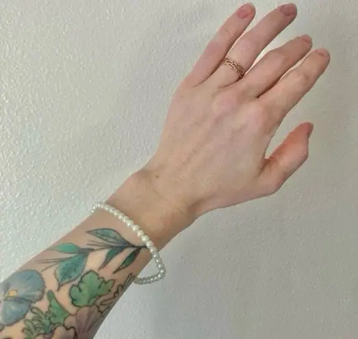 Small Stretchy Pearl Bracelet Vintage “Byrdie” Classic Elegant Simple White