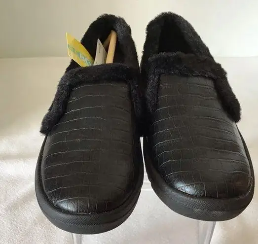 Bunny Casual Slip On Sneakers - NEW - BARE TRAPS - faux fur lining Size 6.5W