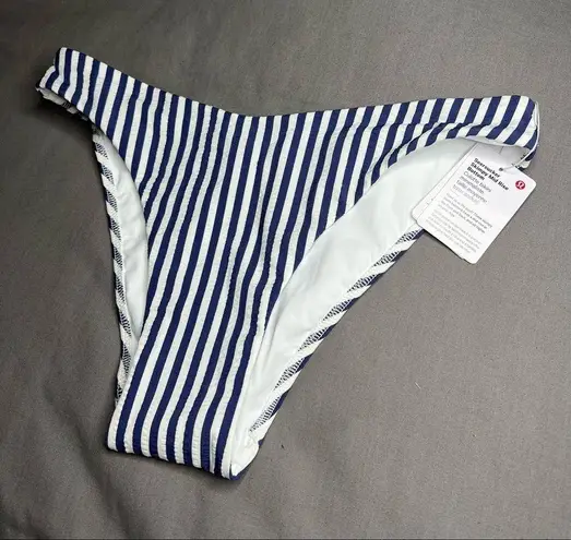 Lululemon Seersucker Skimpy Mid Rise Bottom NWT Size XL (Stripped White Blue)