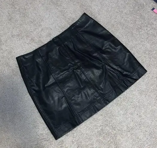 Newbury Kustom Black Faux Leather Mini Skirt Sz L
