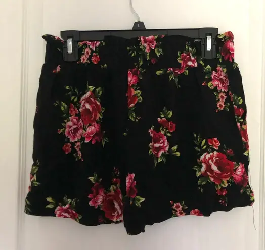 Women's Bermuda Shorts Tie Front Mid Rise Pull On Floral Black Red Size Medium