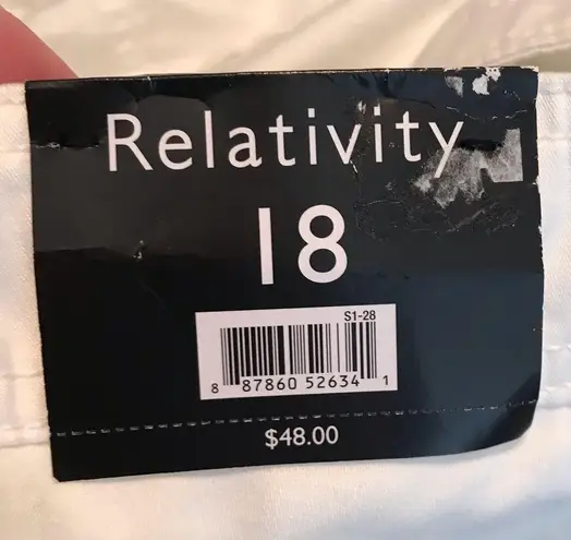 Relativity White Capri Pants size 18