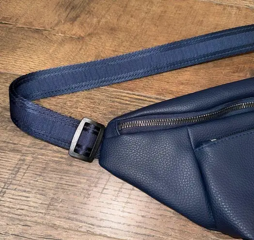 Kenneth Cole Reaction Navy Crossbody Bag Fanny Pack Waist Bag Blue