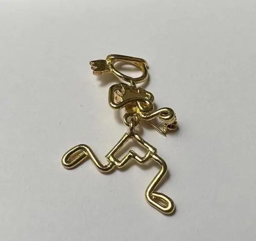 Signed KKIED Gold Tone Brooch Pin Athlete / Lady Running Hinged Swinging Legs