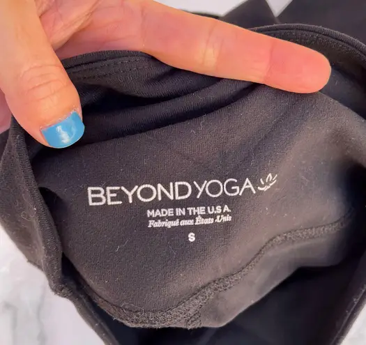 Beyond Yoga wide band stacked Capri leggings size S small