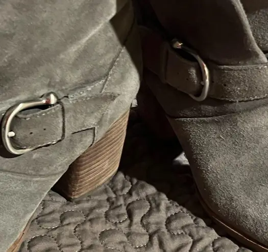 Isola Lavoy Grey Leather Stacked Heel Ankle Boots Size 7M Gorgeous NWOT