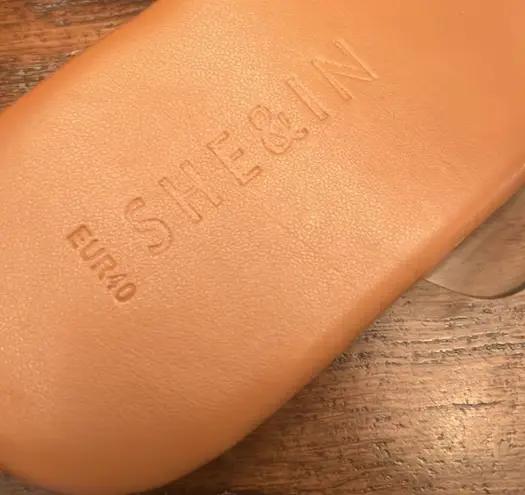 NWOT Never Worn Womens Size 9 Faux Pearled Sandals