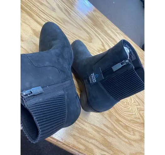 Vionic Shantelle Chelsea Boots Women's 9.5 Black Nubuck Bootie Waterproof S66