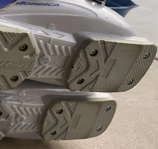 Nordica 10W Easy Move Skiing Ski Boots Women’s Sz 9/9.5 US Size Silver Gray Blue