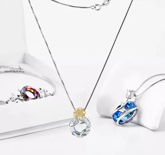 Exquisite fashion Sunflower Pendant Necklace for Women Silver