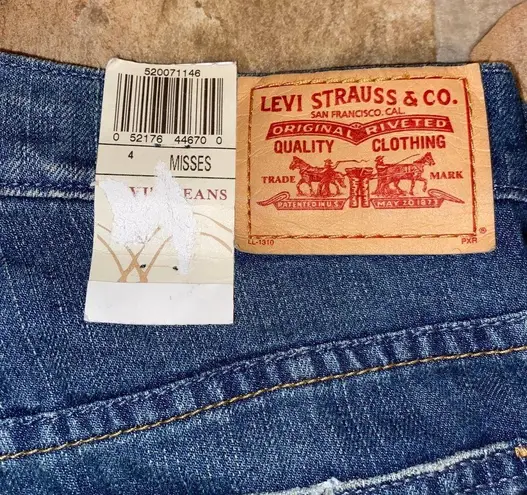 Levi's NWT Y2k Vintage  Cropped Mom Jeans, Medium Blue Denim Wash, Size 26