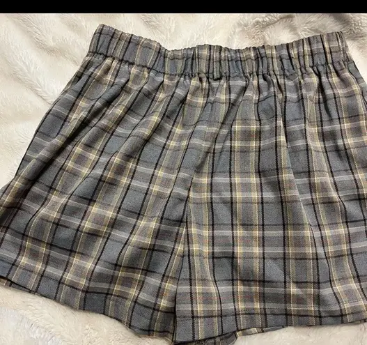 Full Tilt  plaid pleated shorts in medium