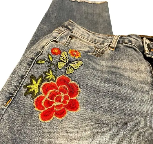 EARL JEANS Cropped raw hem floral embroidered boho medium wash distressed jeans. Size 10