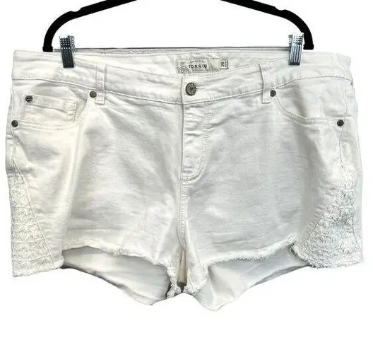 Victoria's Secret Torrid Denim Cut Off Shorts White Size 20 Floral Lace Detail Distressed Stretch