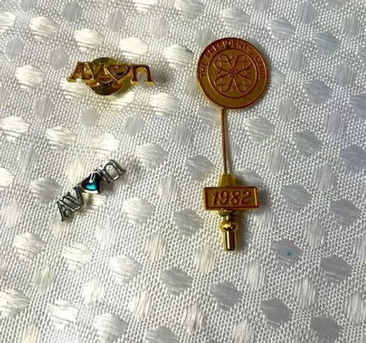 Avon President's Club 1982 Stick Pin Lapel Hat Ornament Brooch Gold Tone Award.