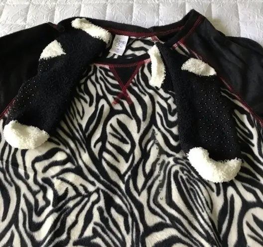 Sleep Chic Sleep New Medium Shirt & Cozy Socks White