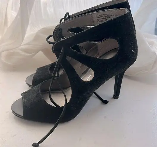 Audrey Brooke NWOT  Cass Black Tie Front Heels 7M