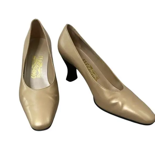 Salvatore Ferragamo Vintage Beige Heels Pumps Size 7.5