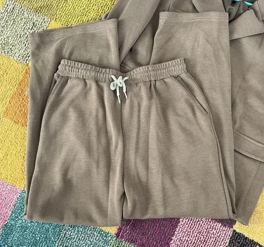 Fabulous Taupe Knit Suit! Tan Size L