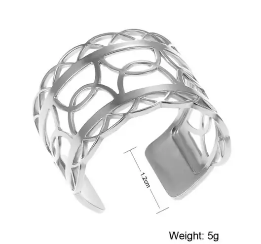 Adjustable ring with reversible color insert.