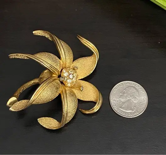 Vintage Unsigned Brushed Gold 3D Flower Brooch
