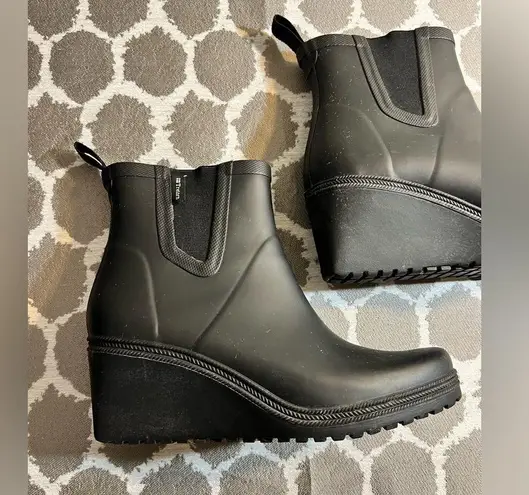 Tretorn Stylish Black Ankle Boots measures 9.25 inches. No size mark- fits 7:5-8