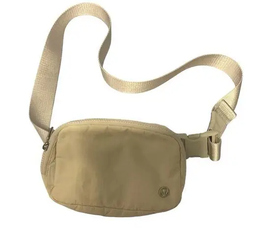 Lululemon  cream Everywhere Belt Bag 1L