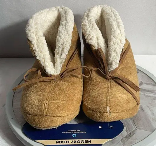 Isotoner Women’s Slippers Memory Foam Eco Comfort Buckskin Small 5-6 Tan Cozy