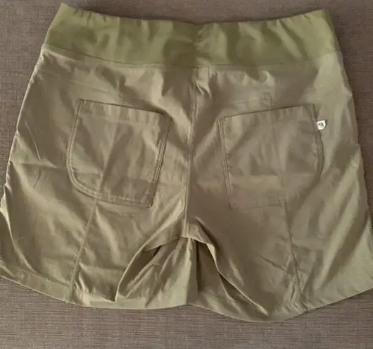 Mountain Hardwear EUC Mountain Hardware olive green shorts