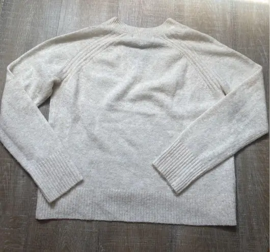 VERO MODA ASOS V-Neck Fuzzy Sweater Oatmeal Women’s Medium Preppy Classic Soft