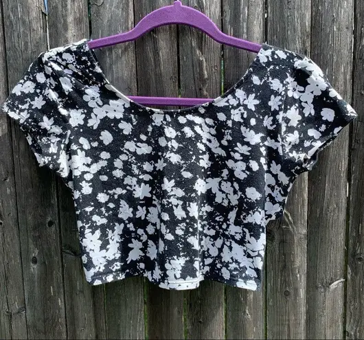 Garage  Floral Criss Cross Back Crop Top in Black/White - Large, Short Sleeve - Image 15