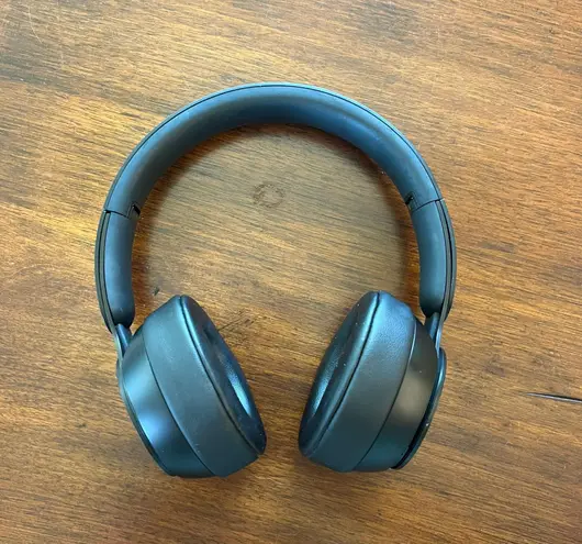 Beats by Dre . Solo Pro Wireless Headphones