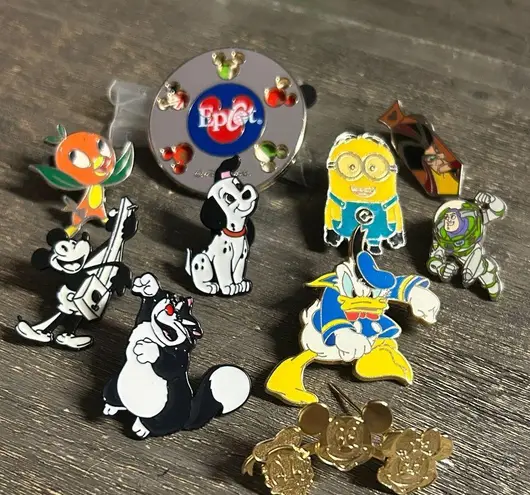 10 Disney Pins