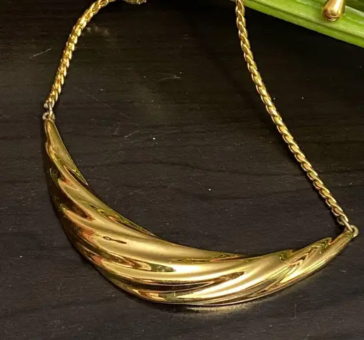 Crescent Vintage MONET Ruffled Bar Pendant Choker Gold tone Necklace