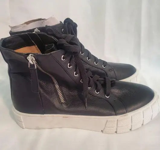 Linea Paolo Gio Sneaker is a high-top sneaker size 7.5. S37