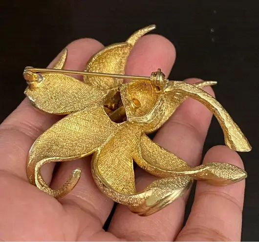Vintage Unsigned Brushed Gold 3D Flower Brooch