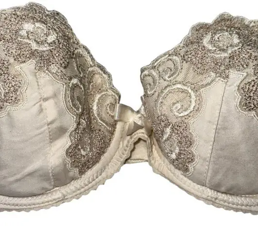 Nina Ricci Paris Women’s Size 32 C Cream Ivory Lace Lightly Padded Bra