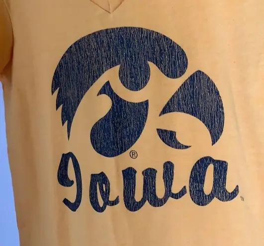 Colosseum  IOWA HAWKEYES V-neck T-Shirt Size XL