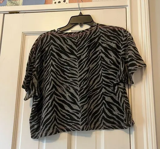 Mother the Slouch Short Sleeve Cropped Tee in Against the Wild Zebra Print Black Size L